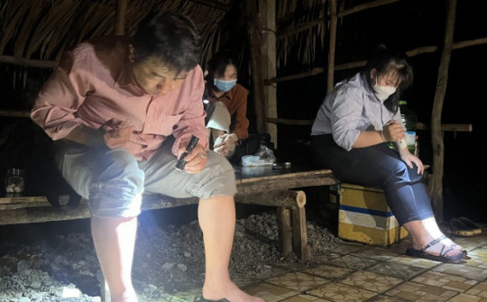 Cận cảnh nhân viên y tế lấy thân 'làm mồi' nhử muỗi trong đêm