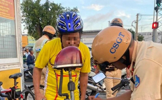 CSGT TP.HCM phạt hàng loạt người đạp xe thể thao đi vào làn ô tô