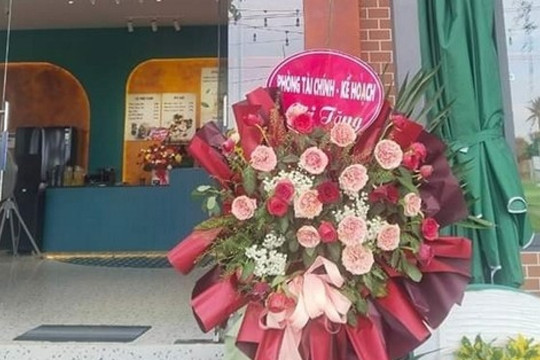 Thực hư việc hai cơ quan cấp huyện gửi lẵng hoa tặng quán cà phê ngày khai trương