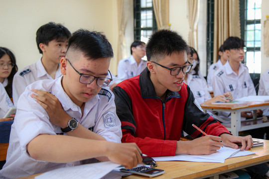 Hai thầy trò trường chuyên được vinh danh Công dân Bắc Giang ưu tú