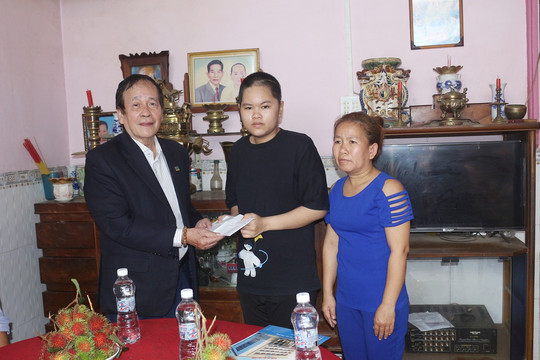 Trường ĐH Cửu Long hỗ trợ tân sinh viên bệnh hiểm nghèo