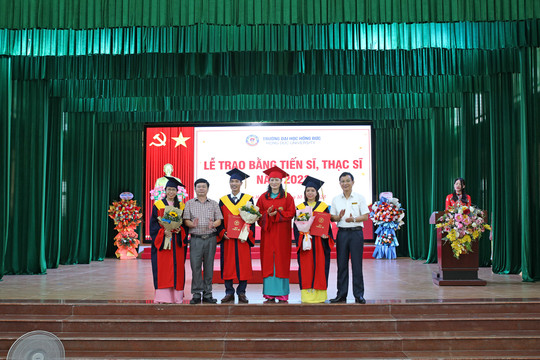 Hơn 300 tiến sĩ, thạc sĩ Trường Đại học Hồng Đức được trao bằng tốt nghiệp