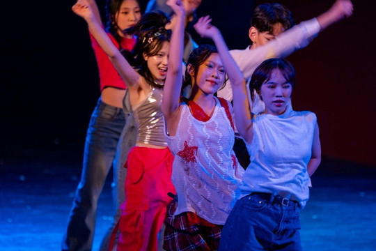Học sinh Hà Nội thử sức với chương trình nhảy 14 tiết mục