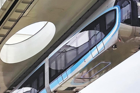'Lơ lửng' bên dưới dầm đường ray và 'bay' trên không, loại hình vận tải mới lần đầu xuất hiện tại Trung Quốc