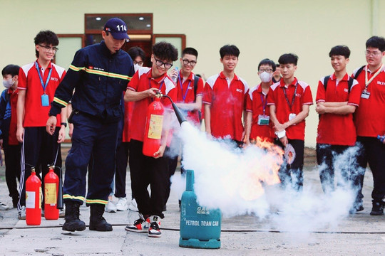 Học sinh Trường CĐ Công thương Hà Nội thực hành kỹ năng về an toàn phòng cháy