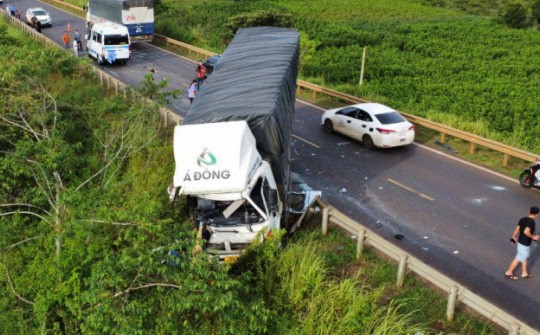 Hiện trường vụ tai nạn làm 13 người thương vong ở Đắk Lắk