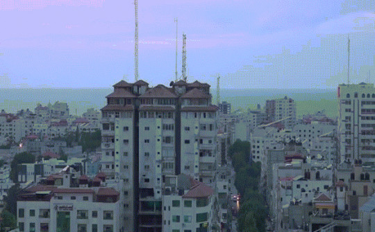 Chiến đấu cơ Israel đánh sập tòa nhà 14 tầng, ông Netanyahu cảnh báo biến Gaza thành đống đổ nát