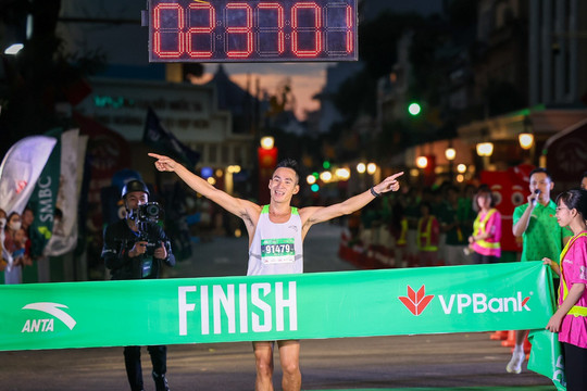 VPBank Hanoi International Marathon 2023: VĐV Phạm Tiến Sản vô địch sau màn tái đấu với chân chạy châu Phi