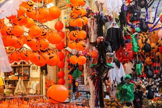 Sau rằm Trung thu, 'thủ phủ' Hàng Mã lại rực sắc màu Halloween
