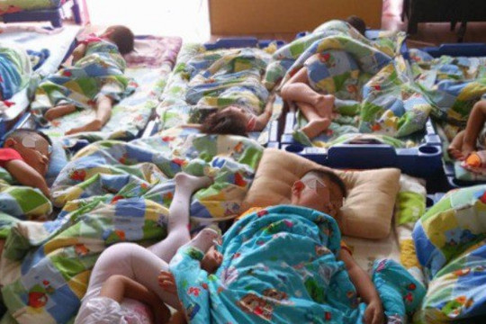 Trẻ ngủ trưa ở trường luôn được cô giáo xếp nằm ngược đầu nhau ẩn chứa 3 lợi ích mà bố mẹ không biết