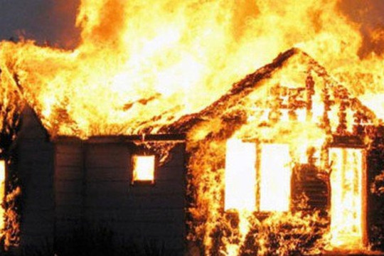 Người cha tự đâm mình tử vong sau khi đốt nhà khiến con chết cháy