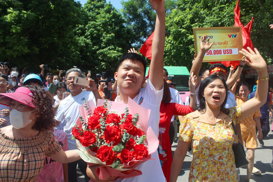 Thanh Hóa rợp cờ hoa đón Quán quân Olympia Lê Xuân Mạnh