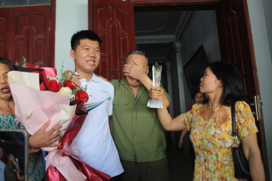 Khoảnh khắc xúc động của nhà vô địch Lê Xuân Mạnh trong vòng tay ông nội