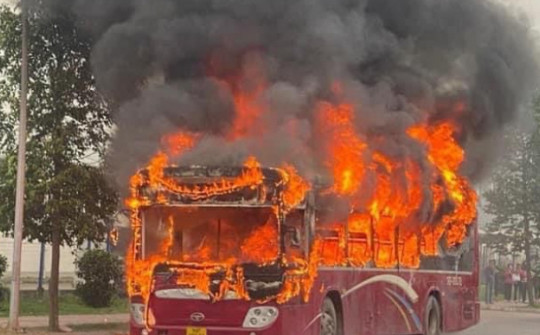 Ô tô 45 chỗ chở công nhân bất ngờ bốc cháy dữ dội