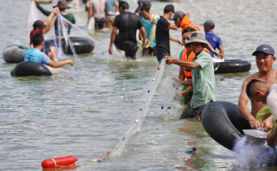 Hàng nghìn người đổ về chân đập thuỷ điện bắt cá “khủng”