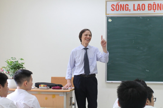 Thầy giáo chắp cánh ước mơ cho nhiều thế hệ học sinh Hà Nội
