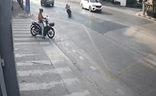 Video: Xe máy không người lái phi qua đường, "hạ gục" người đàn ông