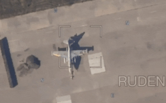 Video: UAV Lancet đâm thẳng vào chiến đấu cơ Su-25 của Ukraine ở sân bay quân sự