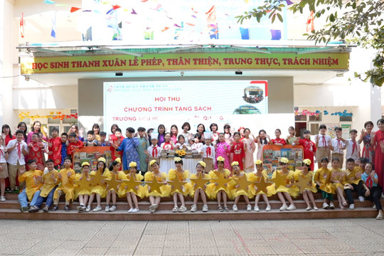 Trao tặng Tủ sách Hoa Ban cùng nhiều phần quà tới trường Tiểu học 19-8 Tuyên Quang