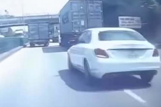 Clip: Bị xe container chèn ép, ô tô Mercedes leo dải phân cách