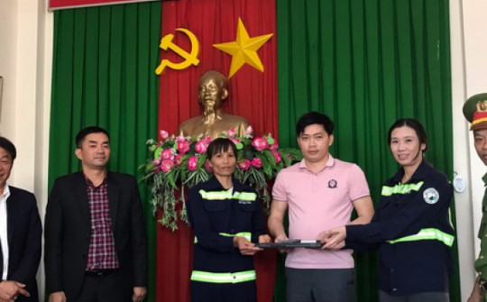 Nhặt được 4.700 USD, hai chị lao công ở Đà Lạt trả lại cho du khách