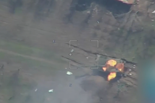 Video UAV hạ gục pháo tự hành Anh bằng đòn hiểm