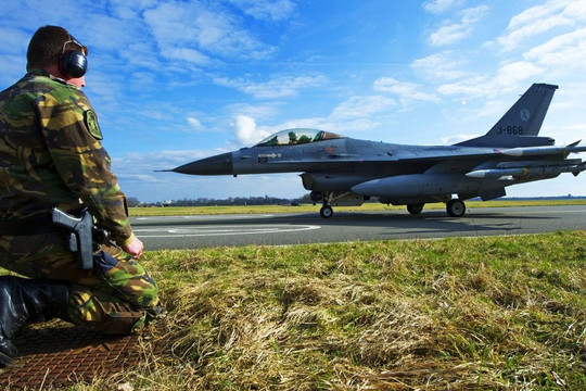 Kiev mỏi mòn chờ F-16
