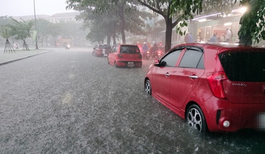 Mưa như trút, lo lụt lịch sử lặp lại, người dân Đà Nẵng hối hả đưa ô tô đi tránh ngập