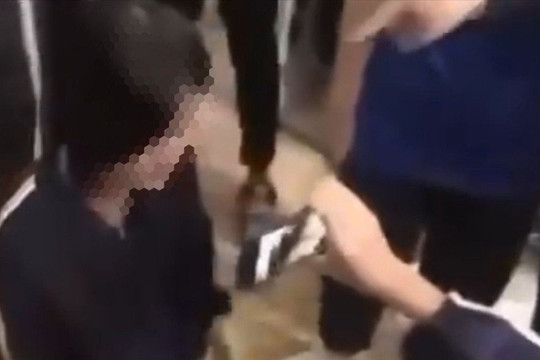Một nữ sinh lớp 8 bị bắt quỳ gối đánh hội đồng ngay tại lớp