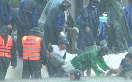 Hơn 5 giờ vật lộn trong mưa lũ để giúp dân hộ đê, bảo vệ hàng trăm ha hồ nuôi thủy sản