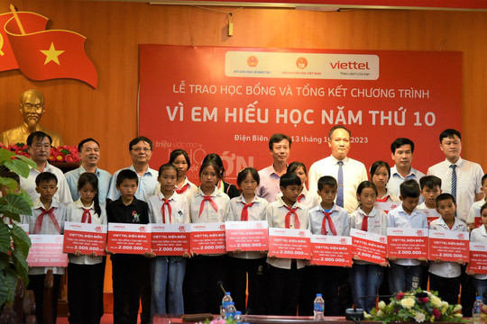 Gần 1.000 học sinh nghèo Điện Biên được trao học bổng 'Vì em hiếu học'