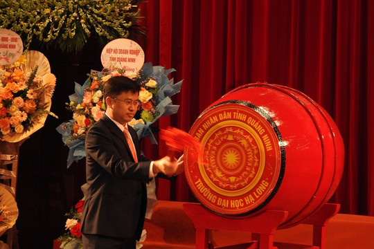 Trường Đại học Hạ Long khai giảng năm học mới, đón hơn 2 nghìn tân sinh viên