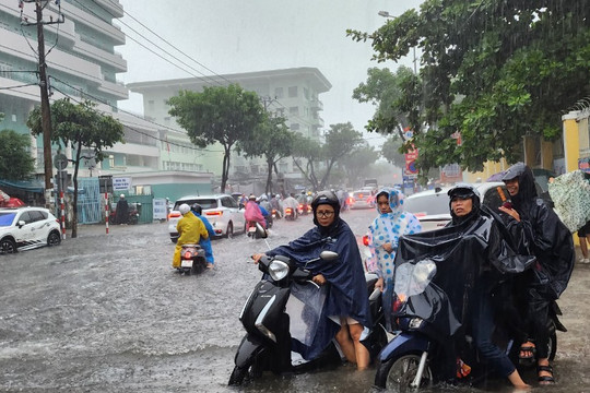 Nhiều trường học ở Đà Nẵng gấp gáp liên hệ với phụ huynh đến đón con vì mưa lớn