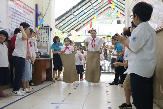Học sinh Hà Nội chơi trò dân gian ngay tại trường