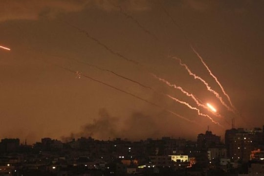 'Gươm sắt' đấu 'cơn lũ'