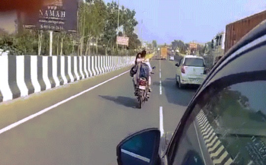 Video: Cô gái ngồi ngược ôm chặt bạn trai lái xe máy phóng như bay trên đường
