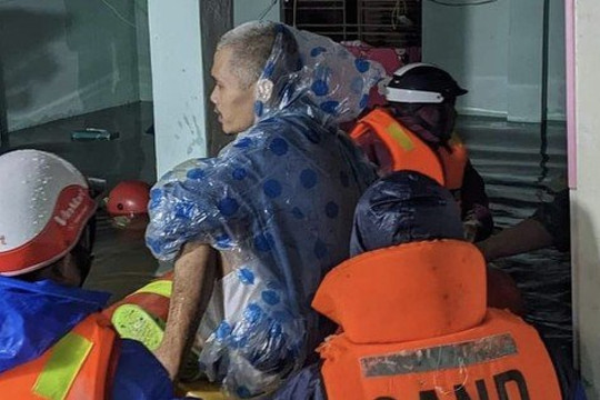 Trắng đêm ngâm mình trong nước giúp dân di dời khỏi vùng ngập lụt