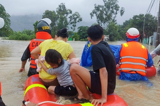 Mưa như trút nước ở Huế và Đà Nẵng, có nơi mưa 1000 mm