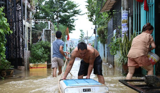 Ngớt rồi lại mưa xối xả, 'rốn lũ' ở Đà Nẵng vẫn ngập khắp ngả