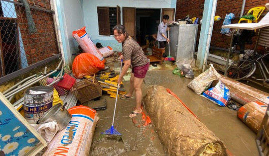 Người dân ở rốn lũ Đà Nẵng tất tả đẩy bùn sau nước rút: 'Năm nào cũng vậy, khổ quá!'