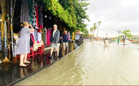 Quảng Nam có nơi ngập 1m, nước sông Hoài tràn lên đường phố cổ Hội An