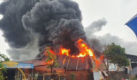 Đang cháy dữ dội kho hàng lớn ở  Quảng Nam