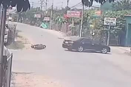 Clip: Gặp ô tô vừa ló đầu vào ngã tư, tài xế xe máy tự ngã nằm gục