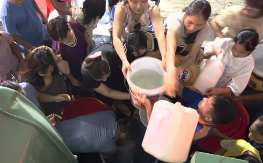 Khốn khổ vì mất nước hơn 1 ngày, nhiều phụ nữ, trẻ em Hà Nội chật vật xách từng xô nước trong đêm