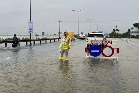Lực lượng Công an trắng đêm dầm mưa, làm “cọc tiêu sống” trên QL1A