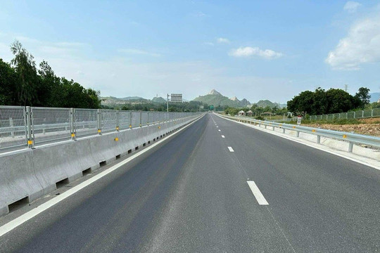 Mặt đường cao tốc Nghi Sơn-Diễn Châu nghi bị phá hoại sau khi vừa thông xe