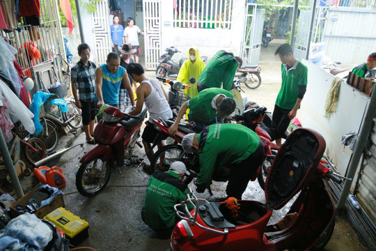 Sinh viên Đà Nẵng sửa chữa xe máy miễn phí cho người dân vùng ngập lụt