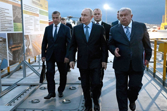 Lộ diện ông trùm điều hướng dòng chảy dầu Nga toàn cầu: "Khắc tinh" của cấm vận phương Tây