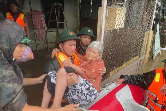 Các lực lượng chung tay hỗ trợ người dân vùng lũ Đà Nẵng 