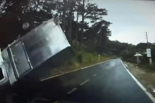 Clip: Vượt mất kiểm soát, xe tải leo lên núi rồi lật cắm đầu xuống đường